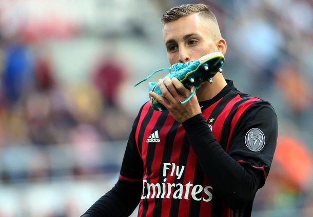 El delantero vivió grandes momentos en el Milan, antes de recalar de nuevo en el Barcelona. 