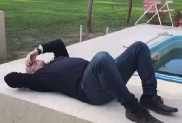 José Luis Espert descansando en la pileta del narco Fred Machado.