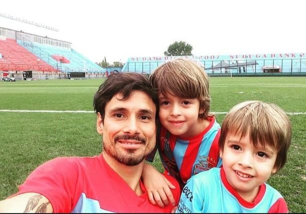 Vella colgó los botines en Arsenal. 