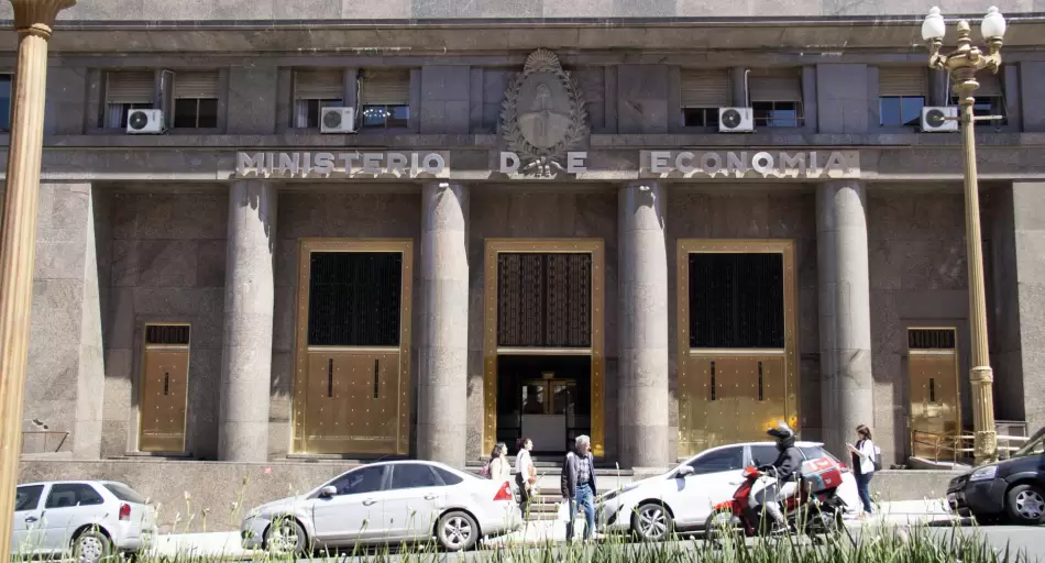 Caputo sale a buscar $8 billones y el mercado espera señales