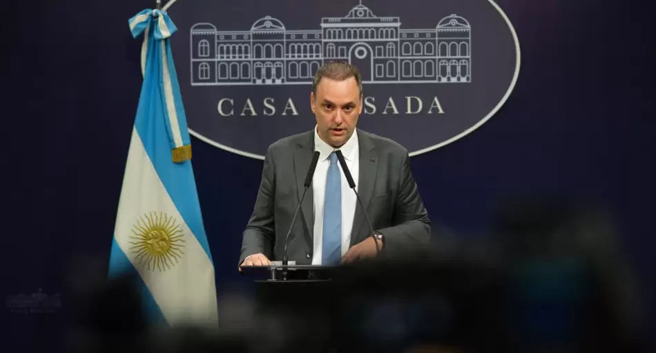 Adorni rompe el silencio tras el escándalo: cuándo habla