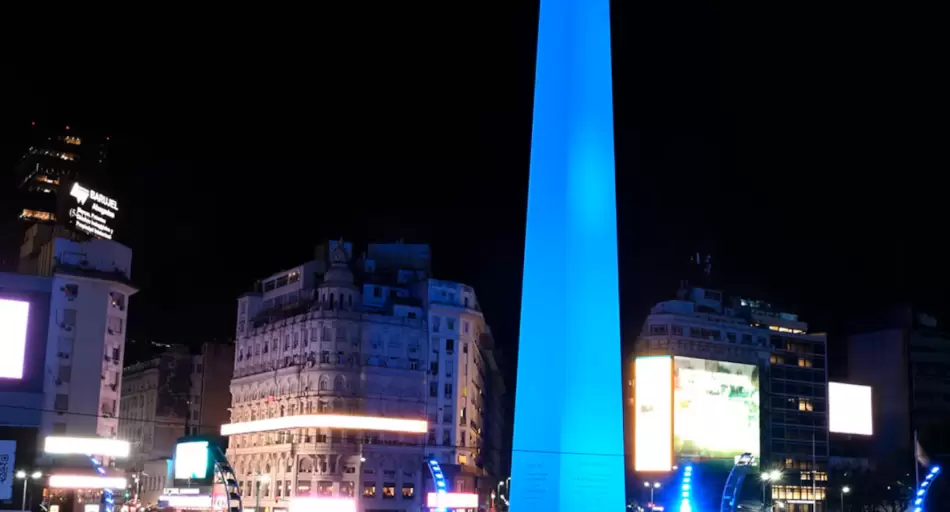 Por qué el Obelisco está azul: el motivo detrás de la iluminación que sorprende en Buenos Aires