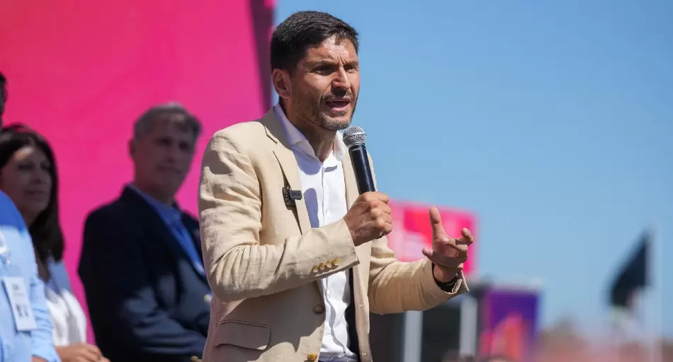 «El modelo de Milei cruje»: Maxi Pullaro acelera el 2027, apunta al centro y guiño a Macri