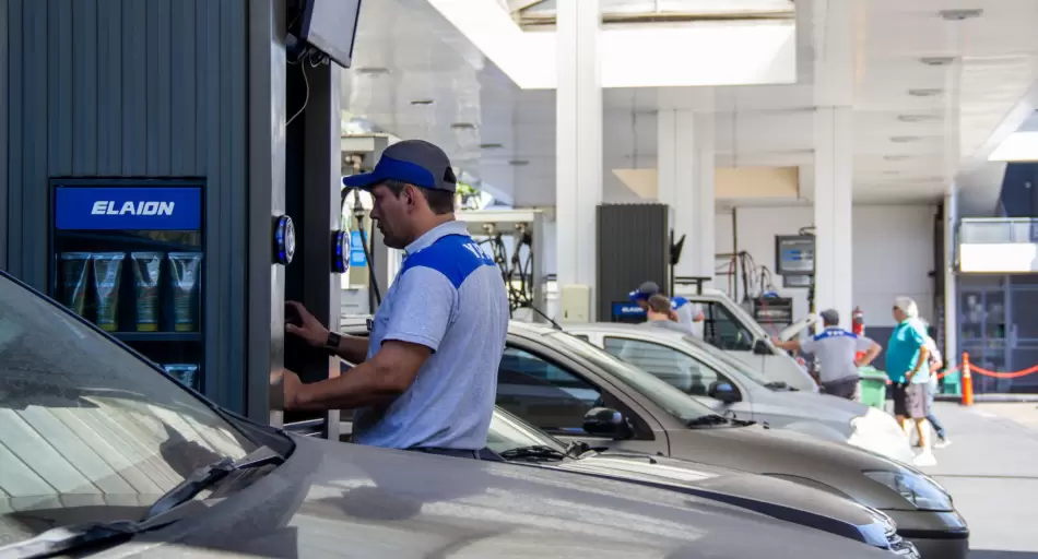 Petroleras congelan naftas y gasoil por 45 días, alineadas con YPF frente al shock del Brent