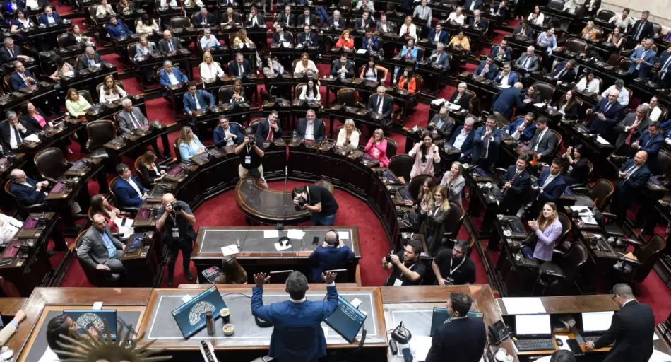 El oficialismo avanza con la reforma de la Ley de Glaciares, con menciones a Adorni en el recinto y protestas en la calle