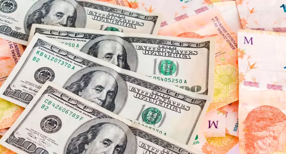 En abril y en enero-abril, el que apostó al dólar perdió, y mucho