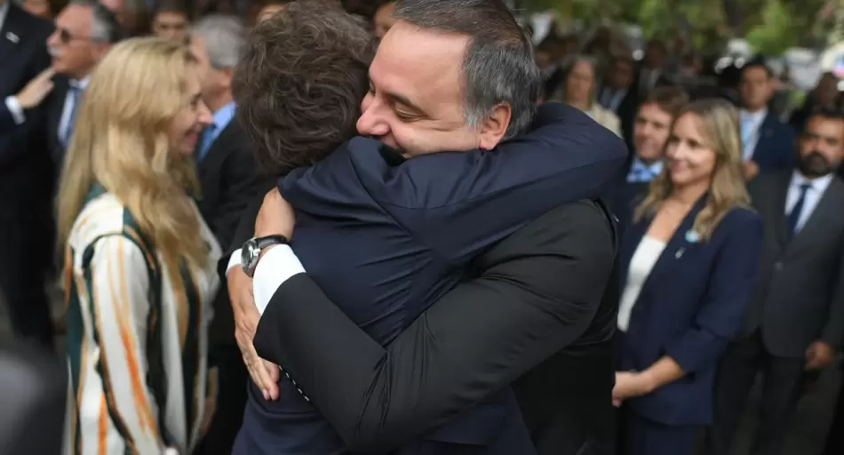 Milei ratificó su apoyo a Adorni con un efusivo abrazo ante las cámaras