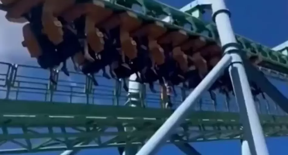 Terror en el Parque de la Costa: una montaña rusa falló y dejó personas colgadas 20 minutos