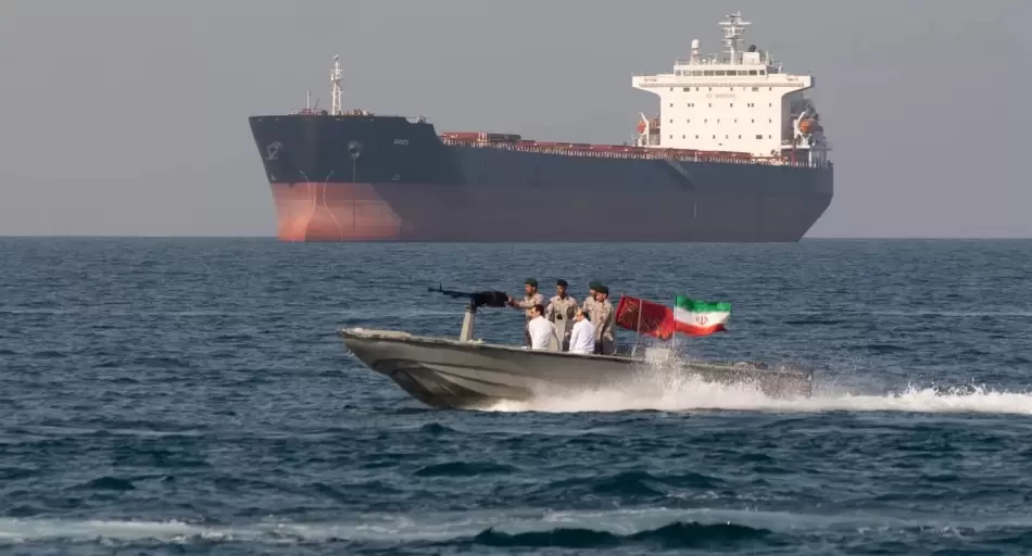 SHOCK en el estrecho de Ormuz: Irán amenaza con romper tregua y hay 800 buques varados