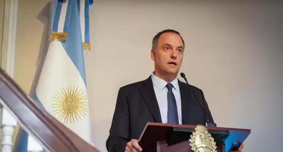 El costo político de retener a Adorni: por qué el Gobierno elige el sacrificio de su voz pública