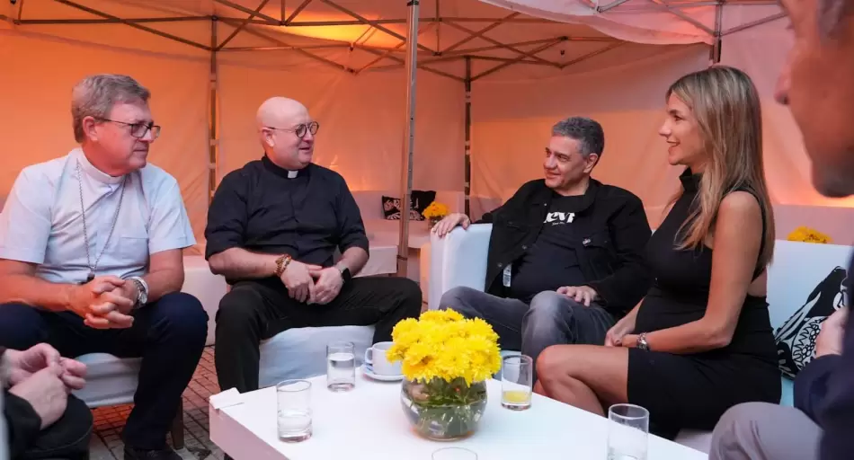El cura DJ que hizo llorar a miles de personas en la Plaza de Mayo con música electrónica