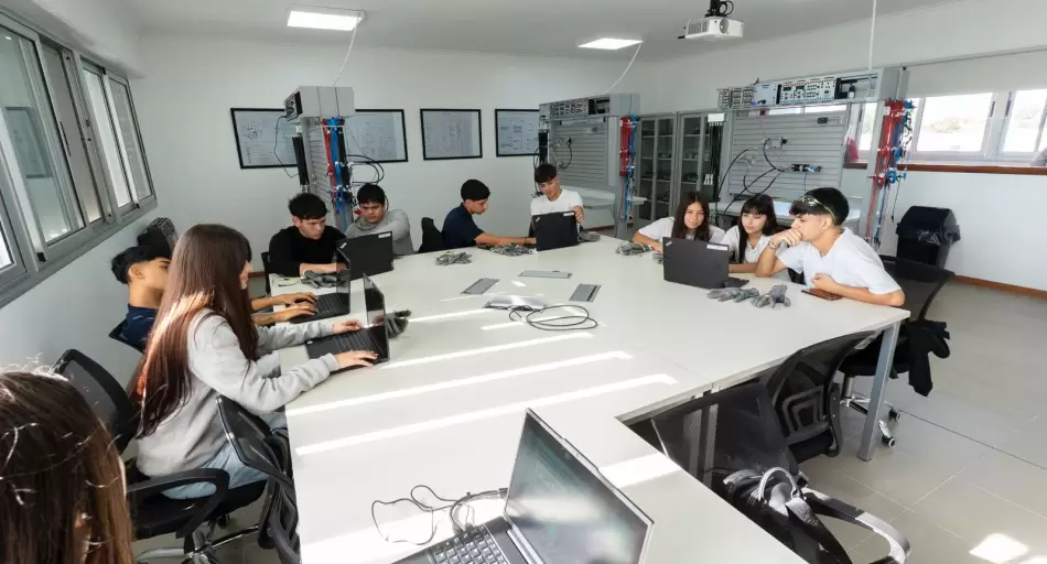 Lo que están haciendo en este centro de la UTN con alumnos de secundaria no pasa en casi ningún lugar del país