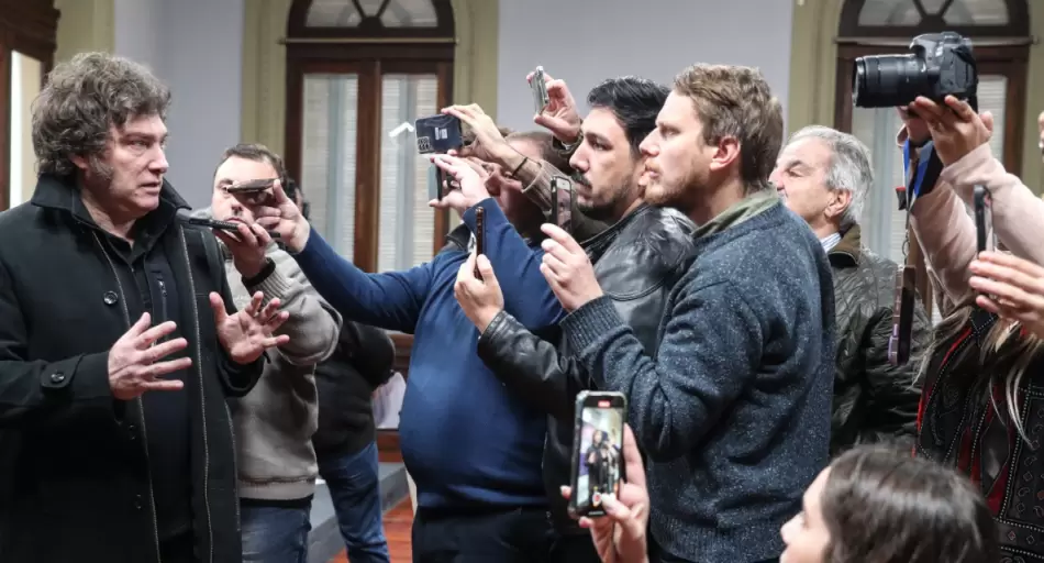 Tensión total en la Rosada: El Gobierno prohibió el ingreso de todos los periodistas y les quitó la huella digital