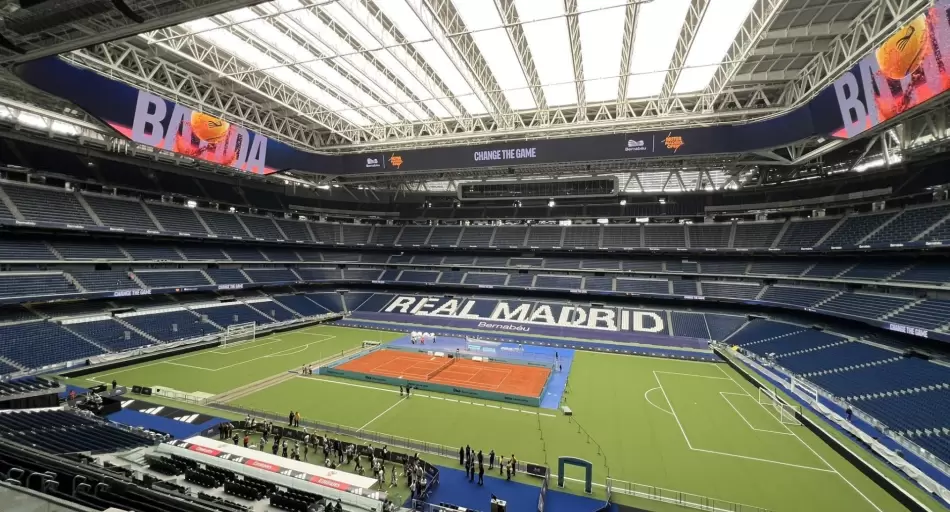 El Santiago Bernabéu cambió el césped por el polvo de ladrillo en apenas 48 horas: la impactante transformación