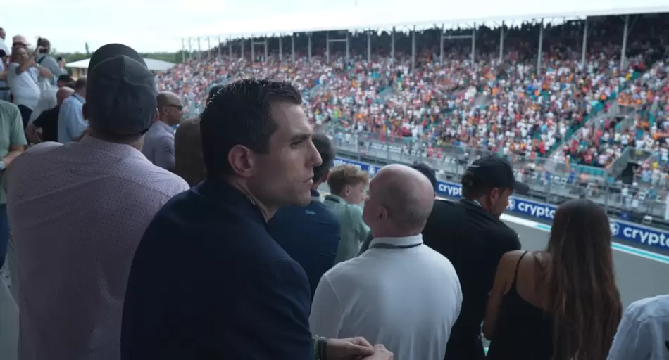 La AFA estuvo presente en el Gran Premio de Miami de la Fórmula 1 y sorprendió a Colapinto con un regalo especial