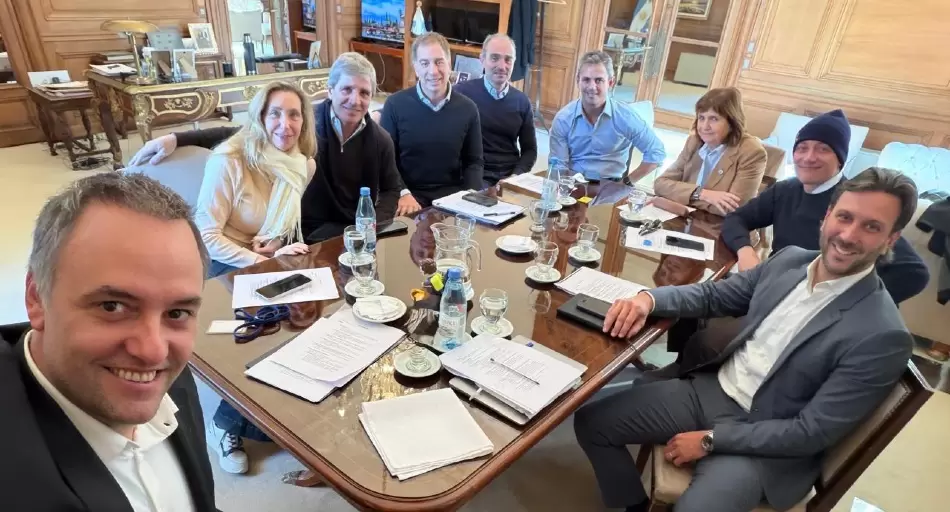 Caputo y Menem volvieron a verse cara a cara en plena tensión interna de La Libertad Avanza