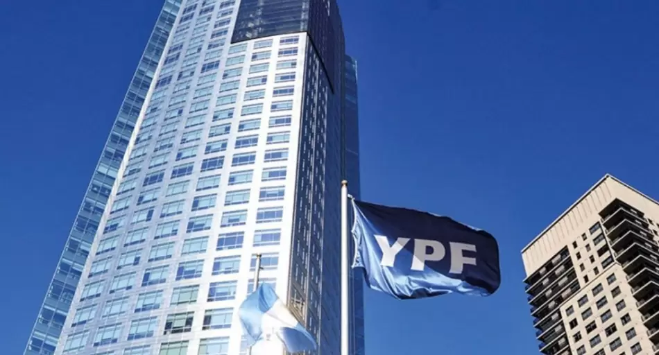 Golpe inesperado de YPF: deja de fabricar un insumo clave y enciende alarmas en una gigante del consumo