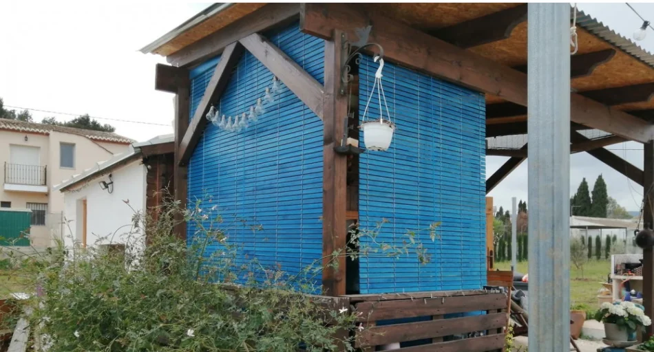 El material ‘antiguo’ de persiana que aísla mejor que el aluminio, según los arquitectos
