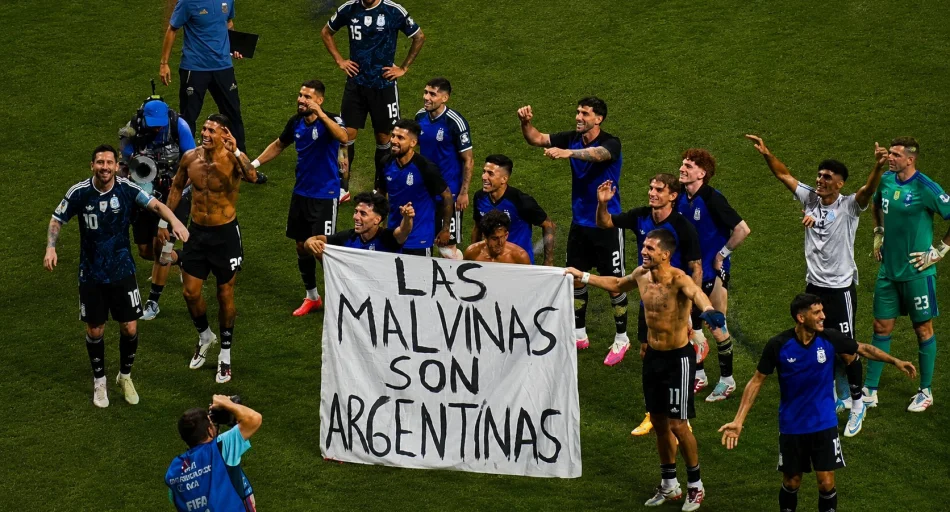 La historia detrás de la bandera de las Malvinas que mostraron los jugadores de la Selección Argentina tras el triunfo ante Inglaterra