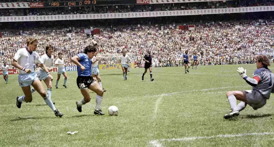 Se vendió por más de US$ 3 millones la pelota con la que Maradona marcó sus históricos goles ante Inglaterra en México 86