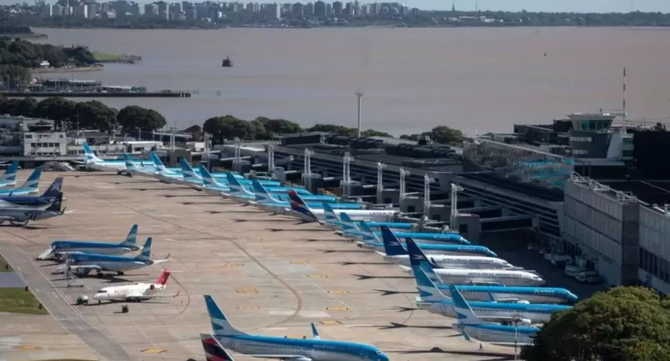 Aeroparque cierra y afecta a 900 vuelos: qué deben hacer los pasajeros