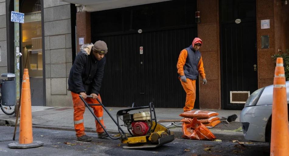 Asfalto frío: qué es y cómo funciona la innovadora técnica para tapar los baches de la Ciudad