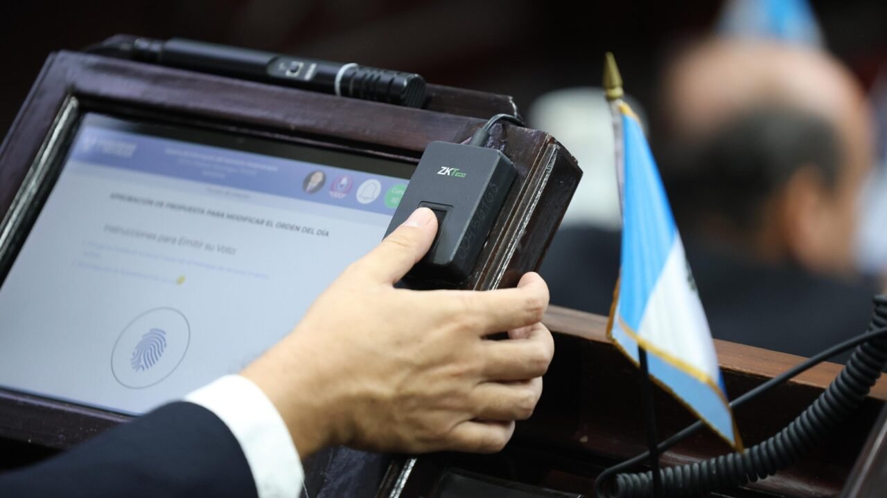 El Congreso de Guatemala despeja el camino para que Arévalo decida entre dos mecanismos de control de precios de combustibles