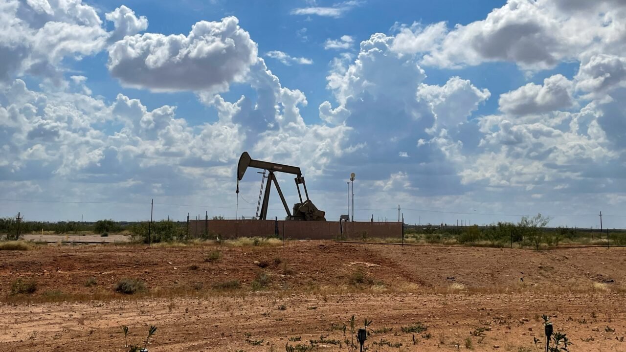 El petróleo cerró septiembre con ganancias mensuales ante el estancamiento entre Estados Unidos e Irán