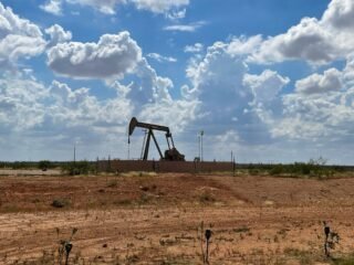 El petróleo cerró septiembre con ganancias mensuales ante el estancamiento entre Estados Unidos e Irán