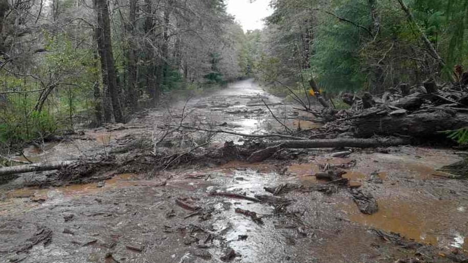 Sigue la alerta por lluvias y zonda en la cordillera: inundaciones, operativos de emergencia y cortes de energía