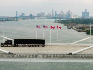 Entraron en vigor las nuevas prohibiciones de EEUU a las importaciones de alcohol, lácteos y motocicletas de Canadá