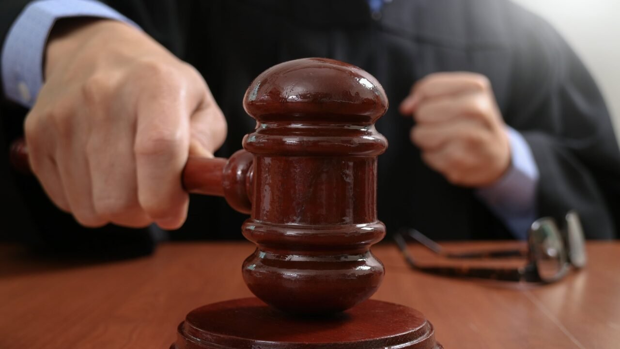 Les donó su casa a los vecinos, pero la abandonaron en un geriátrico: la Justicia les sacó la propiedad por “ingratos”