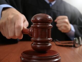 Les donó su casa a los vecinos, pero la abandonaron en un geriátrico: la Justicia les sacó la propiedad por “ingratos”