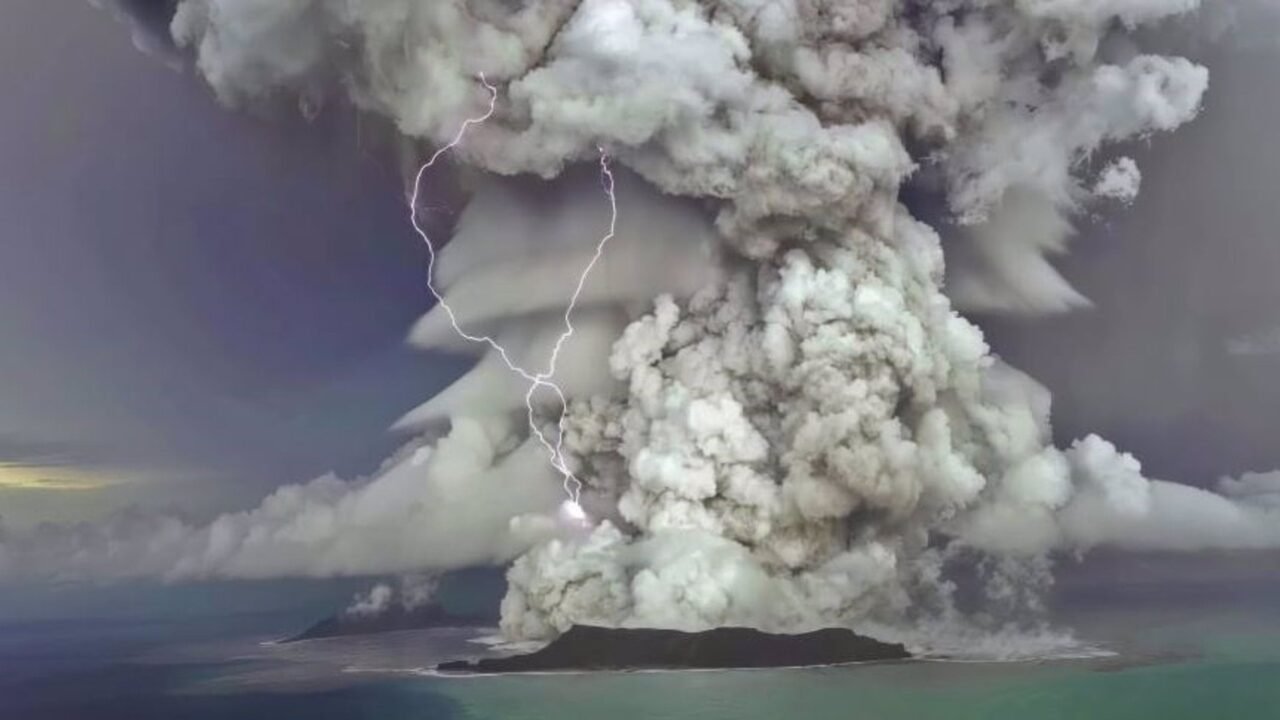 Se hundió casi 700 metros en pocas horas: qué pasó en el fondo del mar tras la violenta erupción de un volcán en el Pacífico