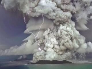 Se hundió casi 700 metros en pocas horas: qué pasó en el fondo del mar tras la violenta erupción de un volcán en el Pacífico