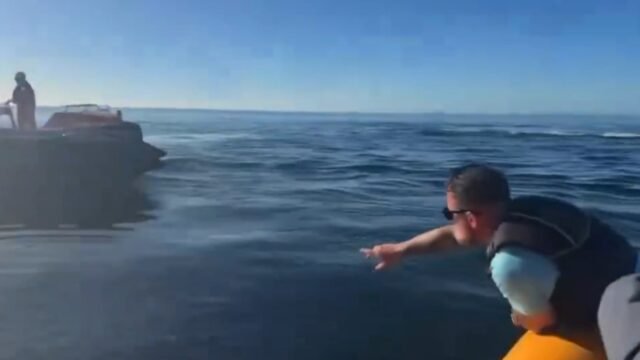 Arrestaron a un activista de ultraderecha acusador de tajear una lancha que rescata migrantes en el canal de la Mancha
