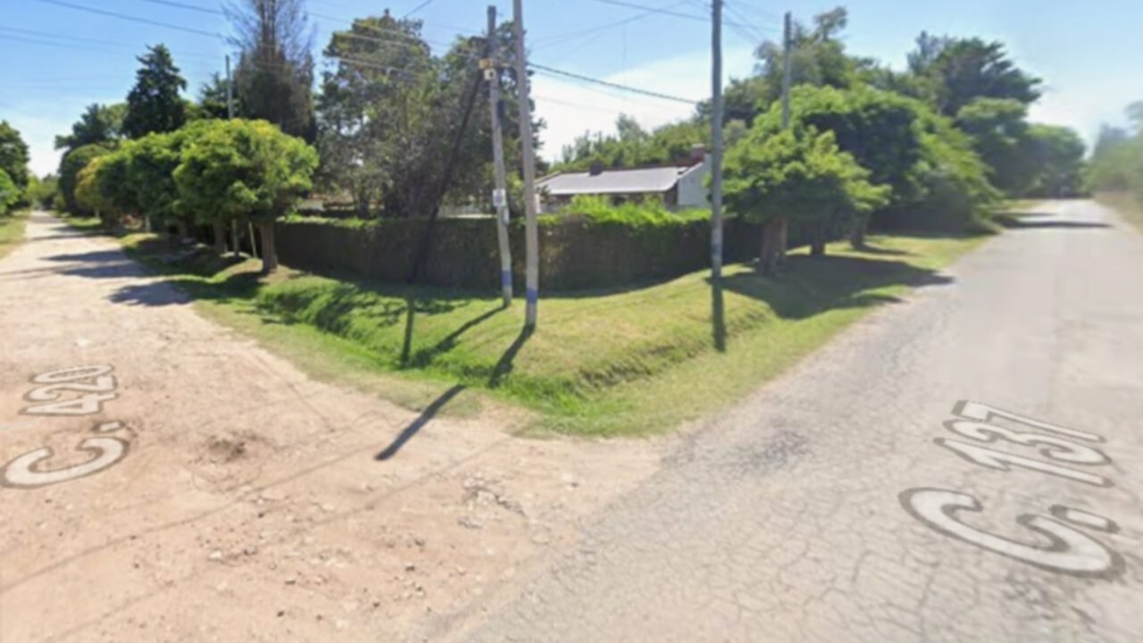 Motochorros asaltaron a dos adolescentes a la salida de la escuela en La Plata y uno resultó herido