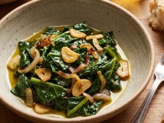 Receta de acelga salteada con ajo y cebolla, rápida y fácil
