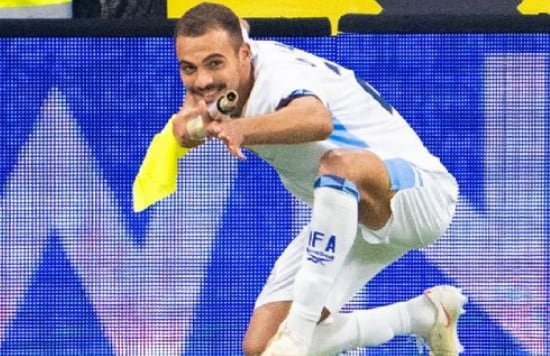 Un futbolista de Israel fue expulsado tras hacer el gesto de un arma de fuego con el banderín de córner