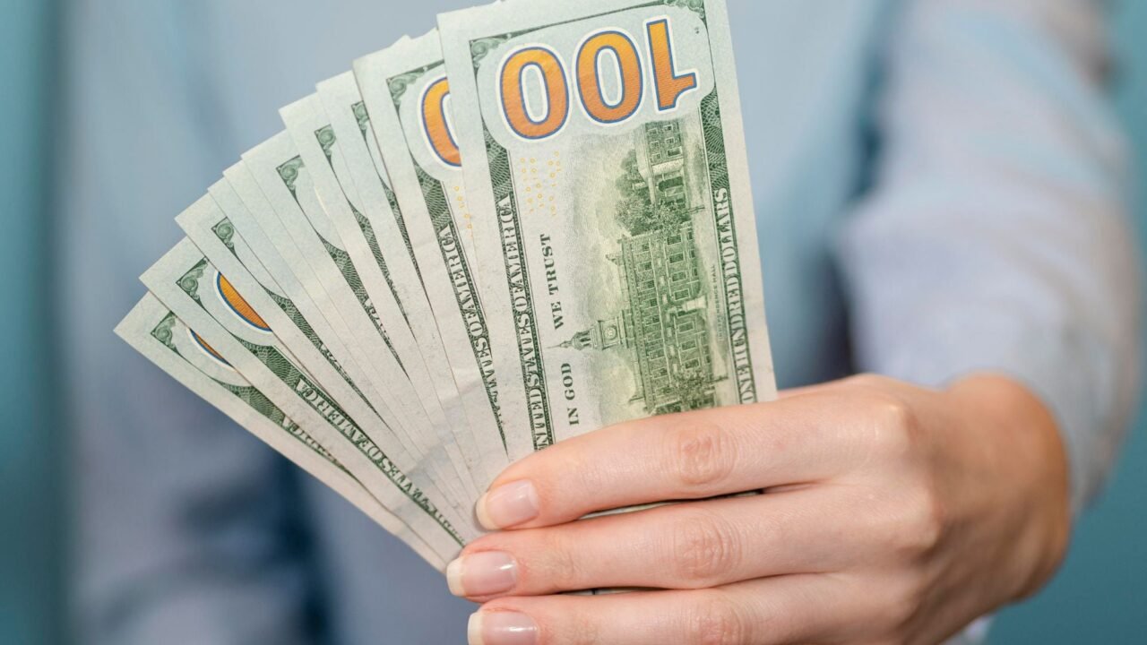 El dólar alcanza un nuevo valor máximo del año y los bonos rebotan tras una semana de caídas
