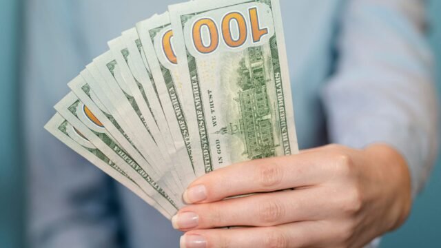 El dólar alcanza un nuevo valor máximo del año y los bonos rebotan tras una semana de caídas