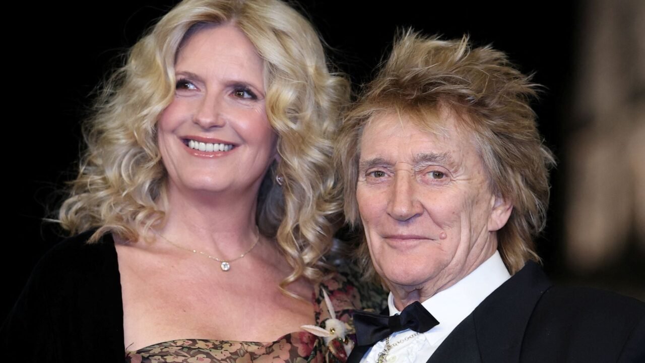 La esposa de Rod Stewart revela lo que hallaron en el corazón del cantante tras casi desmayarse durante un concierto