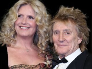 La esposa de Rod Stewart revela lo que hallaron en el corazón del cantante tras casi desmayarse durante un concierto