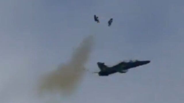 Video: El momento exacto en el que dos pilotos británicos se eyectan antes de que su avión se estrelle y explote
