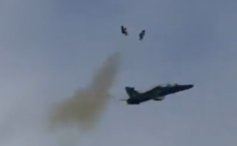 Video: El momento exacto en el que dos pilotos británicos se eyectan antes de que su avión se estrelle y explote