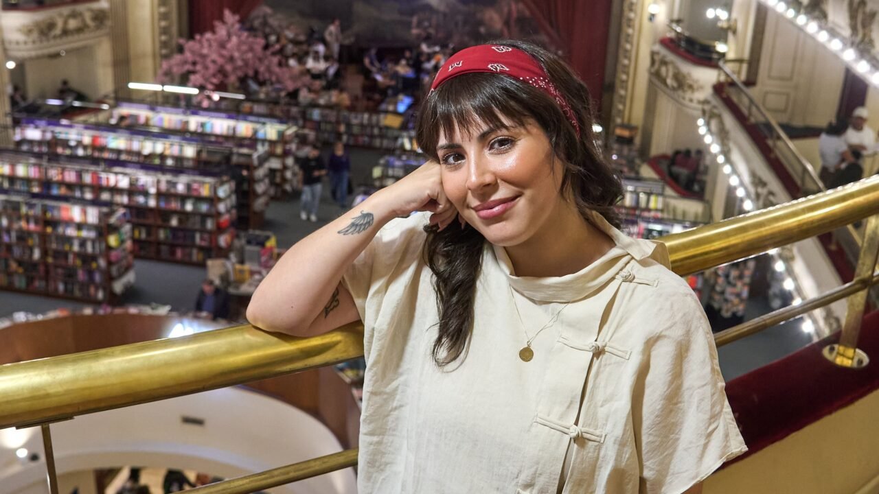 Adriana Criado unió su amor por los caballos, la cultura cowboy y una investigación sobre nativos americanos para crear el universo de “Maplewood”