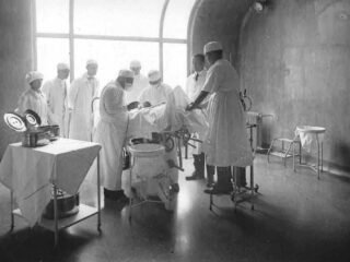 Médicos de tres generaciones: un emblemático centro de salud cumple 100 años, entre cirugías inéditas e influencers foodies
