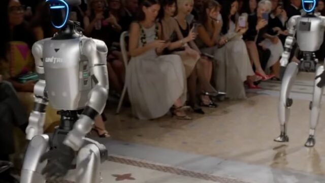 Robots humanoides modelan en las pasarelas de Vogue World Milan: Jennifer Lopez y Versace aplauden el desfile