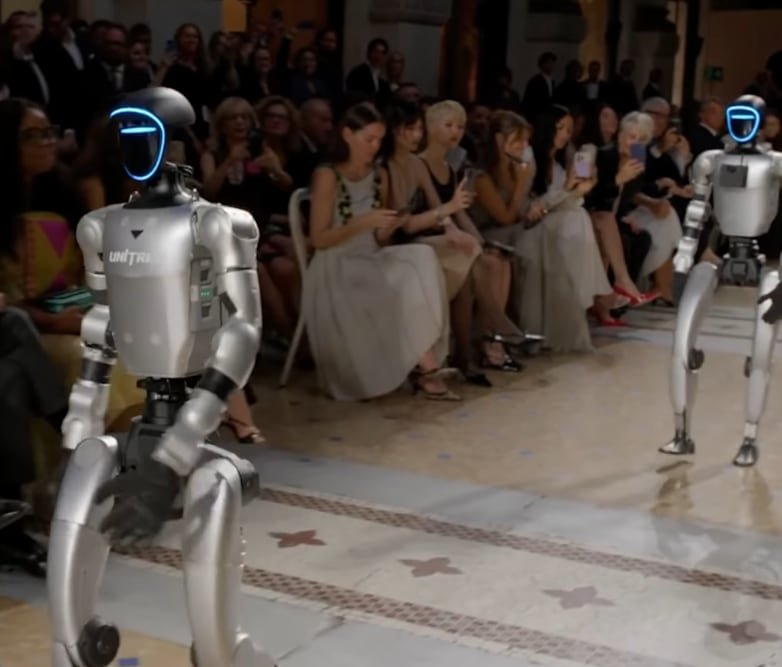 Robots humanoides modelan en las pasarelas de Vogue World Milan: Jennifer Lopez y Versace aplauden el desfile