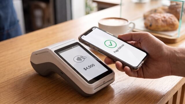 Cómo pagar con dólares y euros digitales durante un viaje o concierto usando el celular